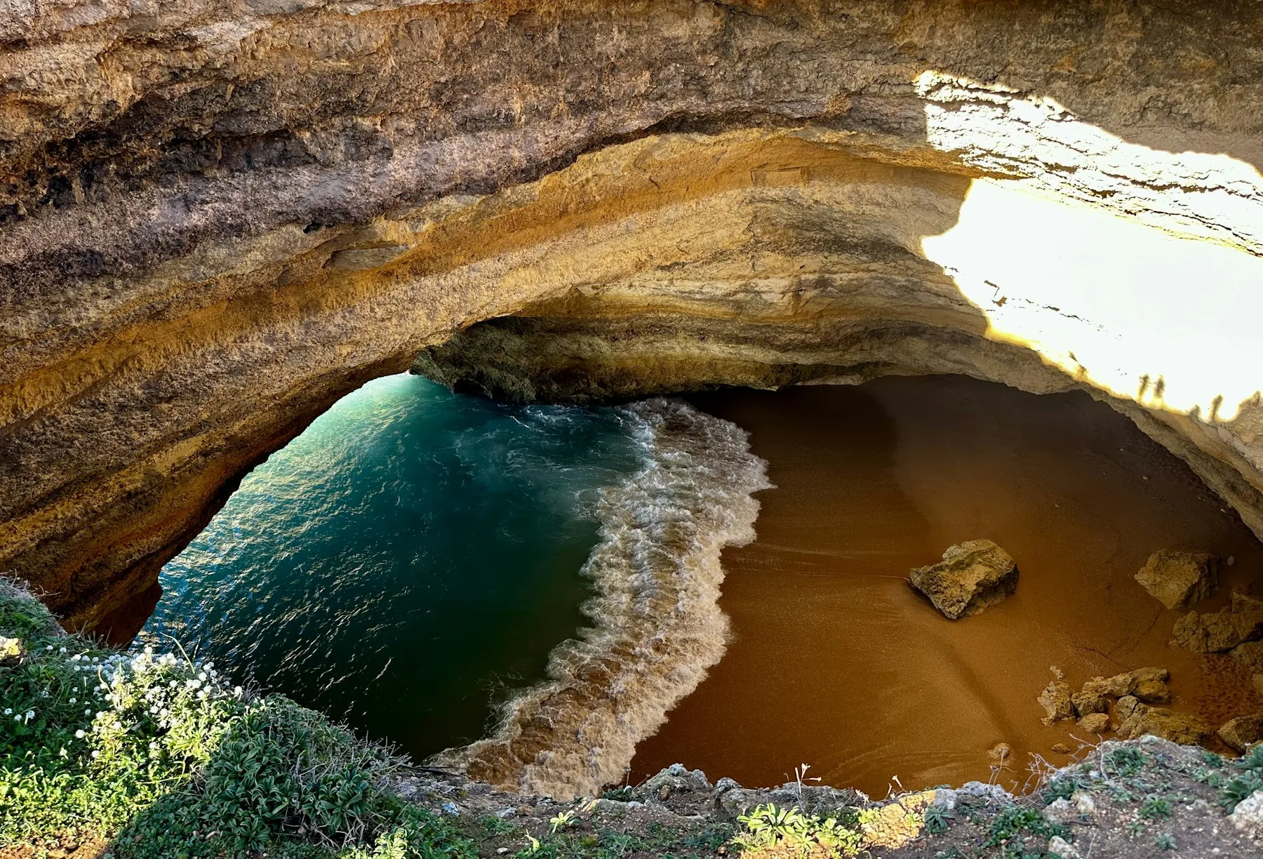 Gruta de Benagil com a abertura no teto sobre o mar