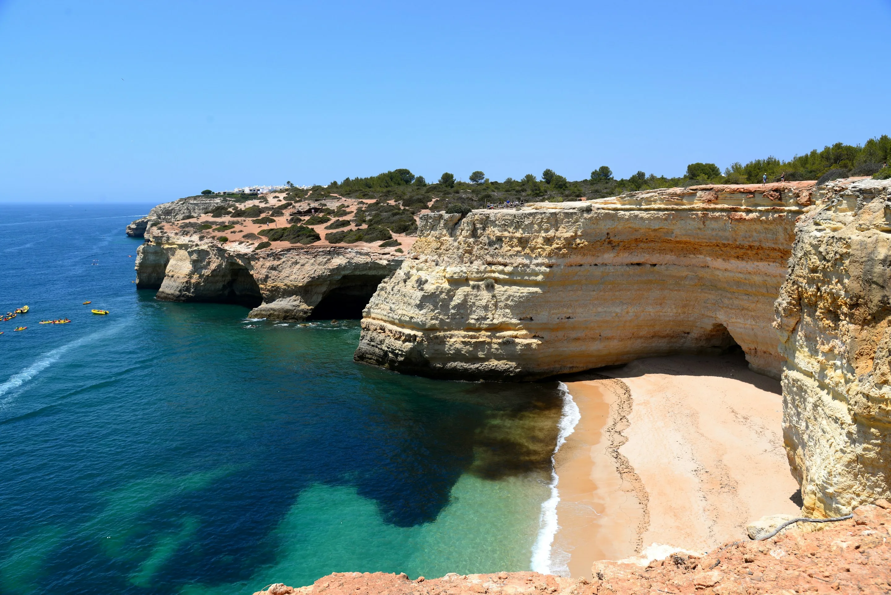Falésias douradas e praia de areia no Algarve central