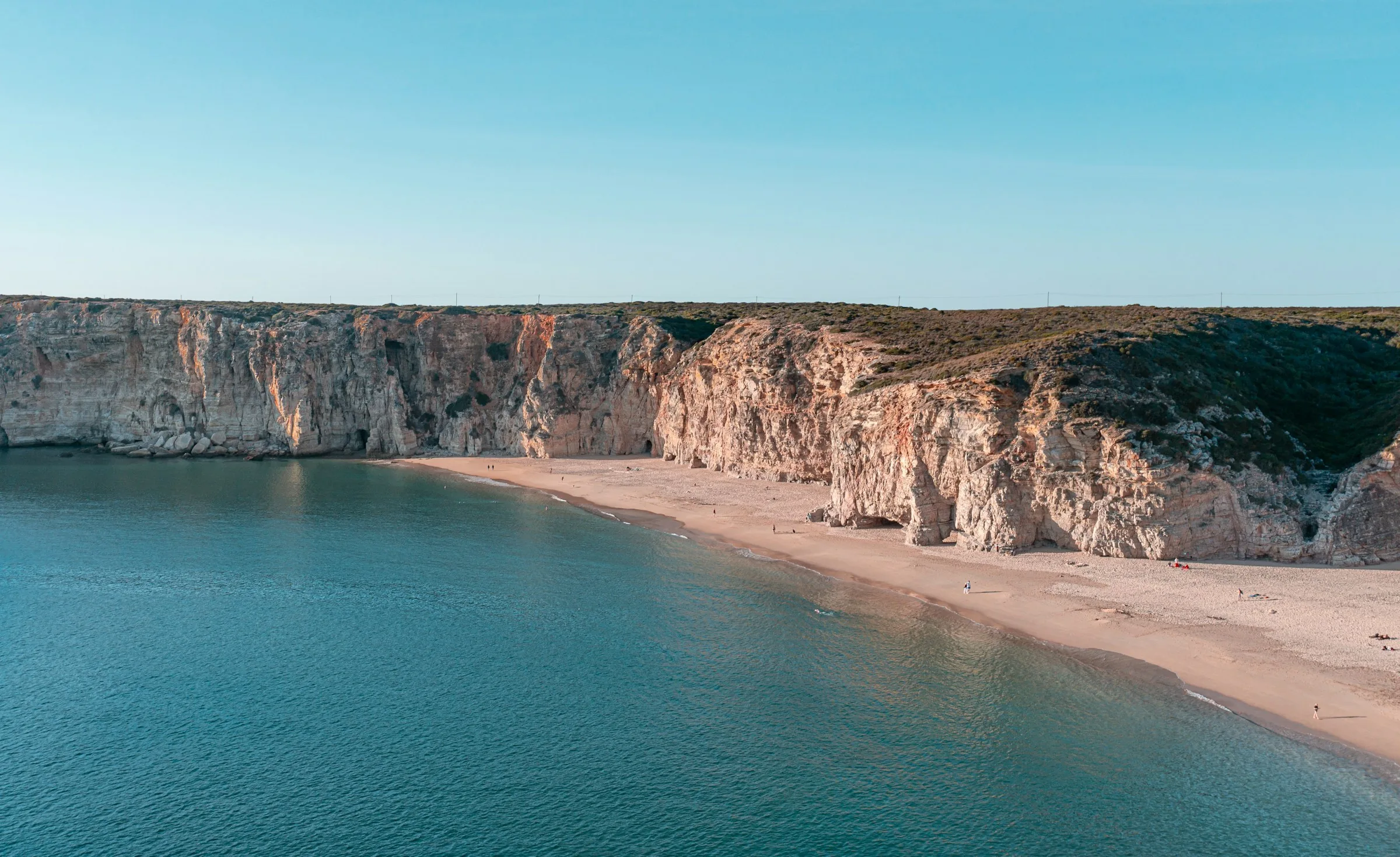 Falésias altas sobre uma praia de areia perto de Sagres
