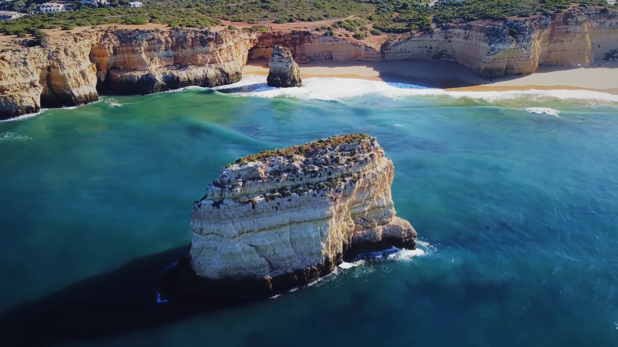 Costa do Algarve vista do ar, com falésias douradas e água turquesa