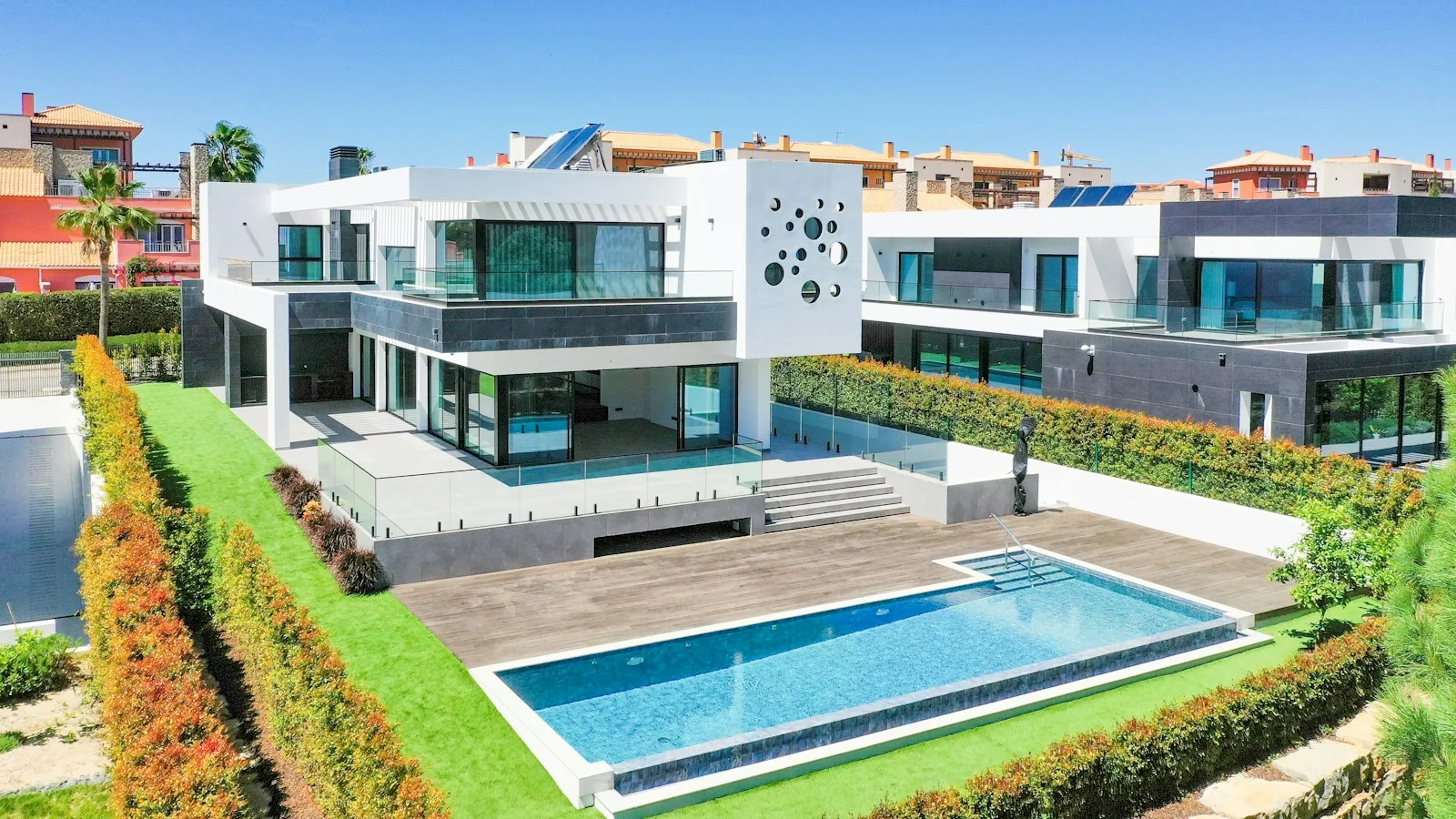 Moradia contemporânea com piscina e jardim