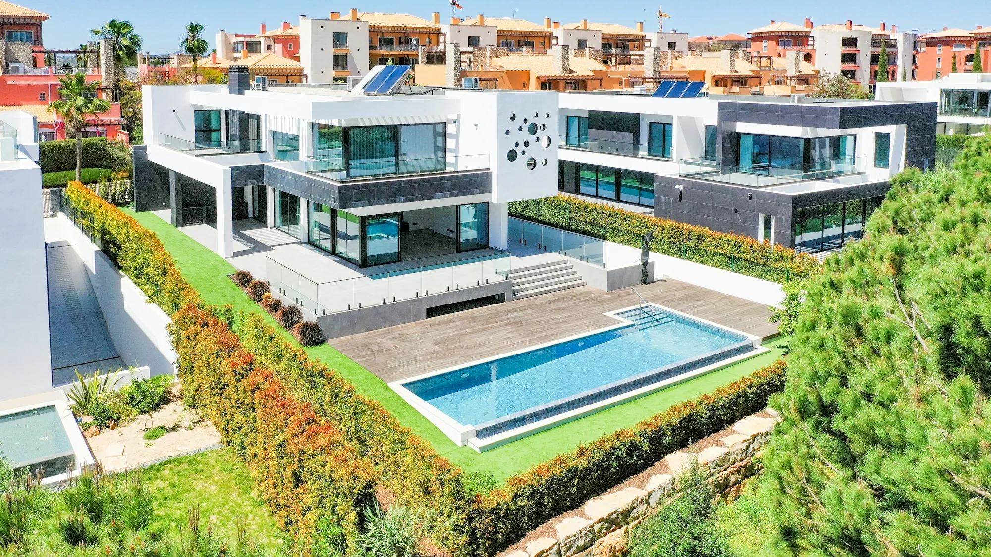 Moradia contemporânea com piscina vista de cima