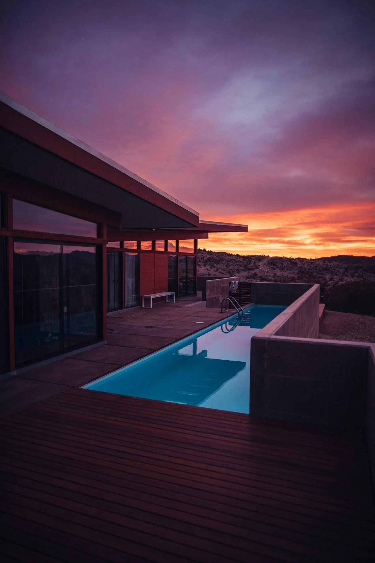Moradia com piscina ao anoitecer