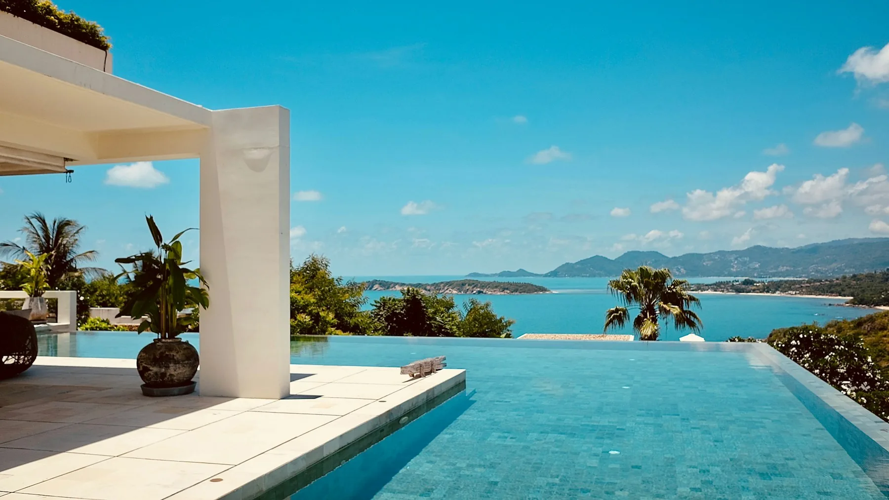 Piscina infinita com vista sobre uma baía