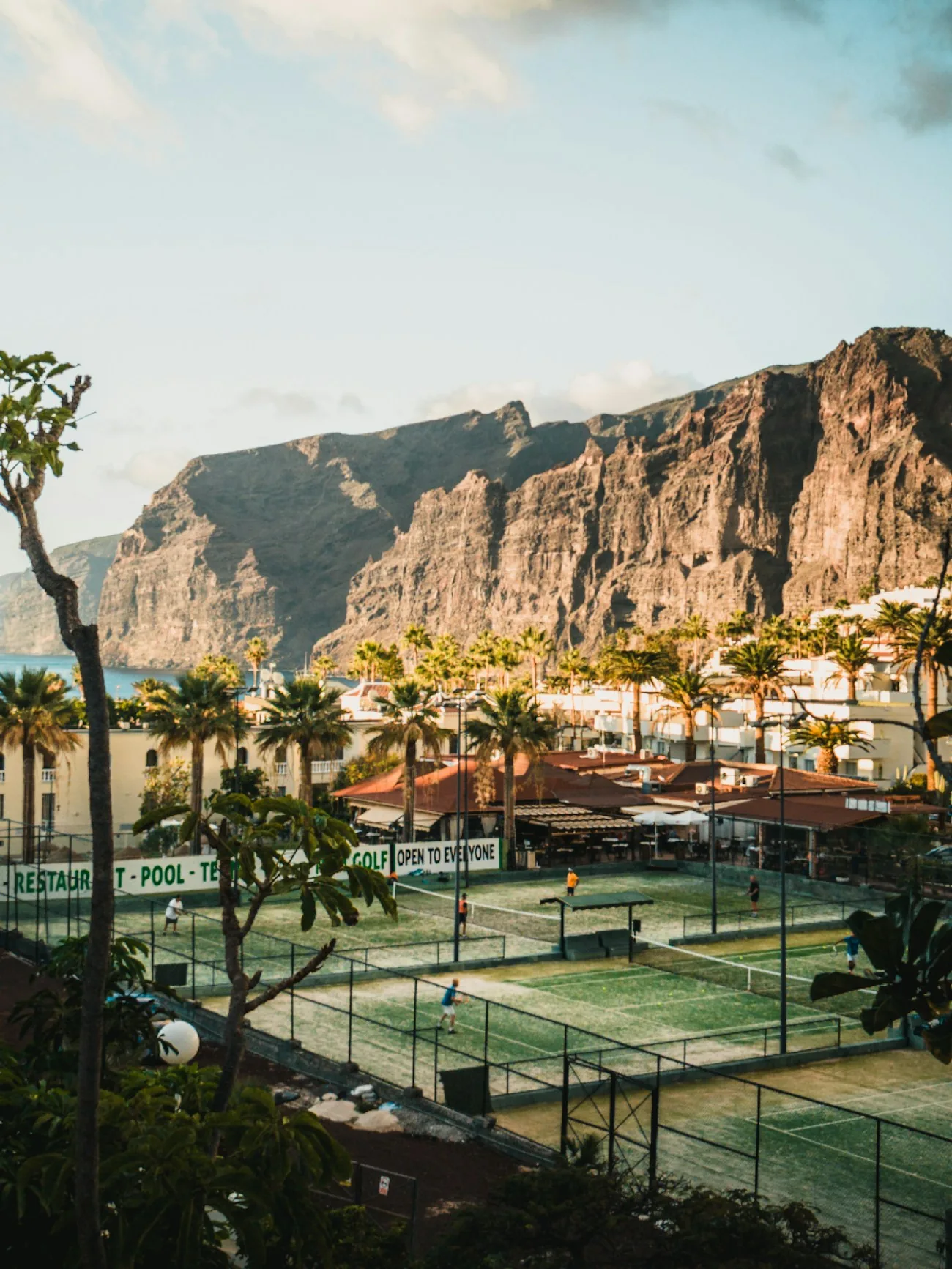Campos de ténis de um resort junto a falésias